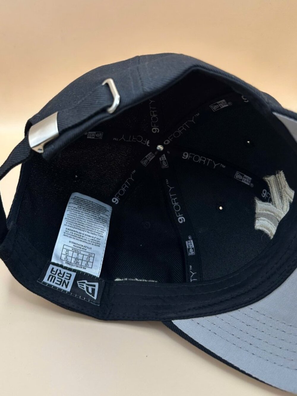 NWT New Era NY Yankees 9FORTY Black Adjustable Cap Hat - Picture 4 of 4